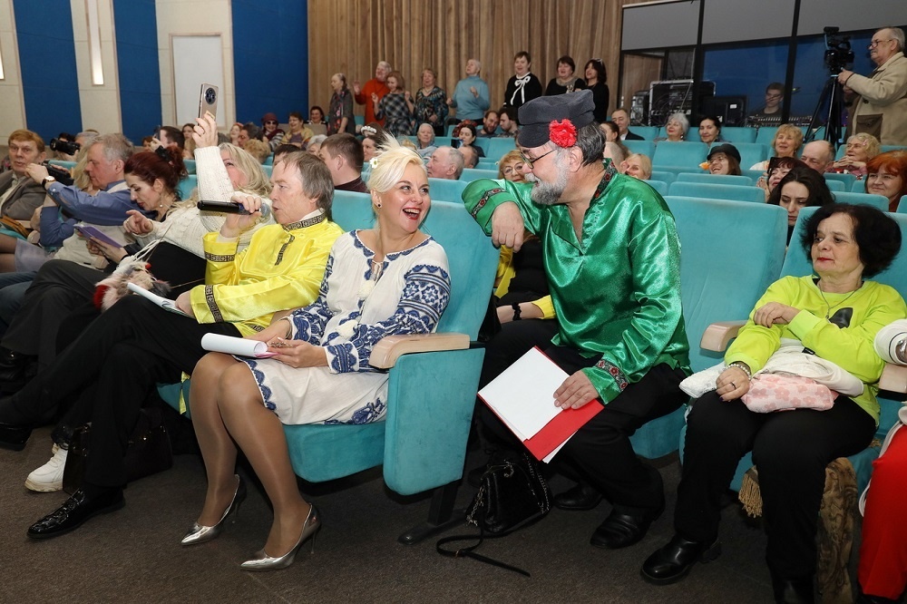    И я там был, хлеб с блинами, с пирогами, с вареньем из сосновых шишек вкушал, да музыку чудесную слушал…