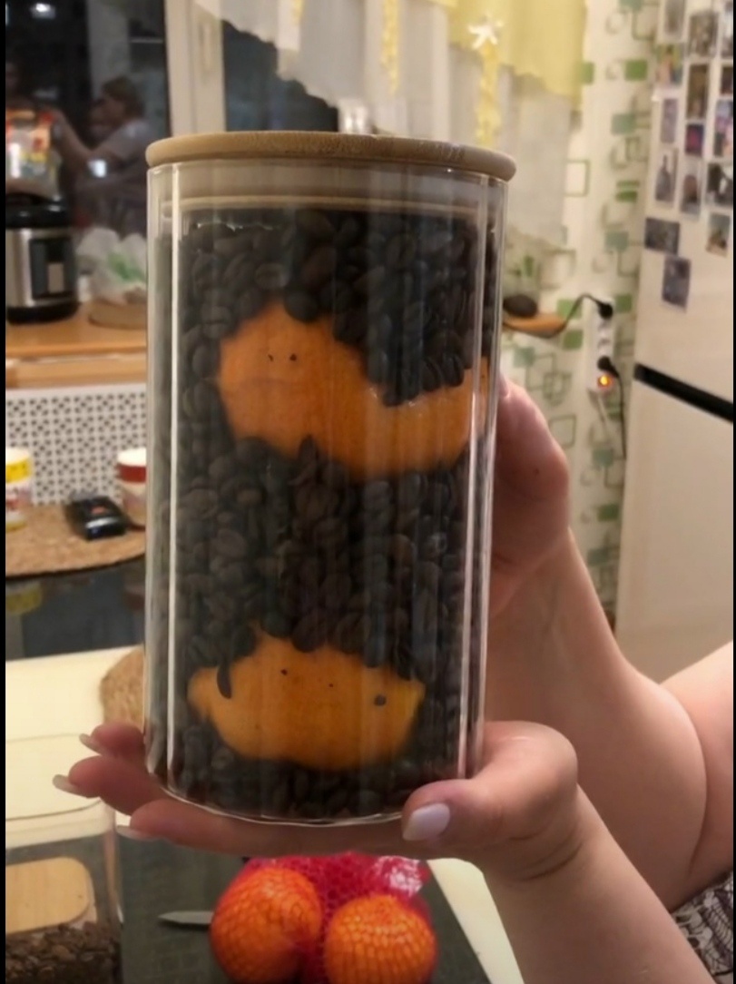 Девочки все-таки провели эксперимент с апельсинами и кофе. Малая сказала, что она и раньше знала, как правильно складывать. Её папа научил сначала крупное положить, потом мелочевку. Старшая тоже не удивилась. Но в жизни никто этим не пользовался. Потому что дело не в знаниях.... 