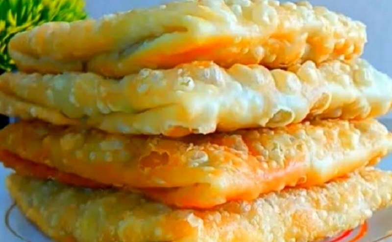 Быстрые лепёшки на кипятке: мягкая и воздушная альтернатива хлебу за считанные минуты