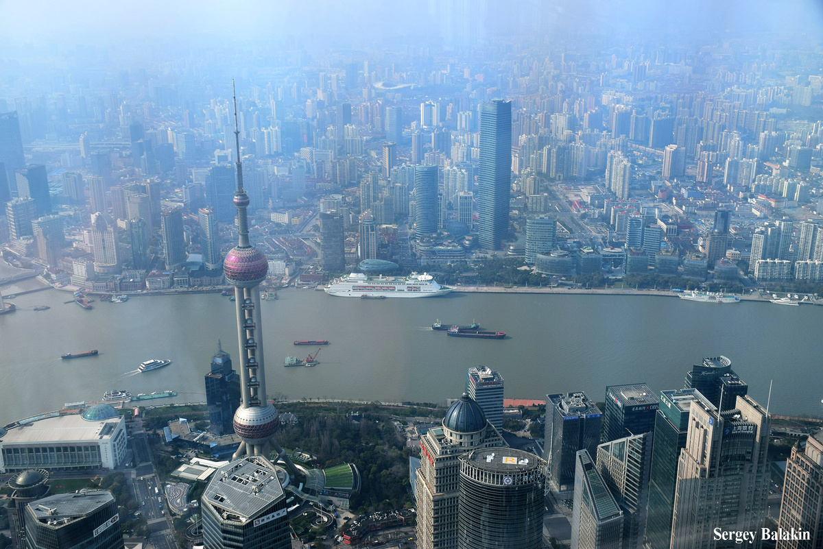 Вид на центр города и реку Хуанпу с полукилометровой высоты, март 2019 г. Здесь и далее все фото автора