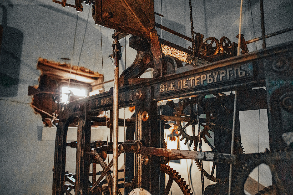 Механизм часов фирмы Ф. Винтер в Санкт-Петербурге, установленный на средства А.Ф. Перцева на Введенской колокольне. Фото из личного архива