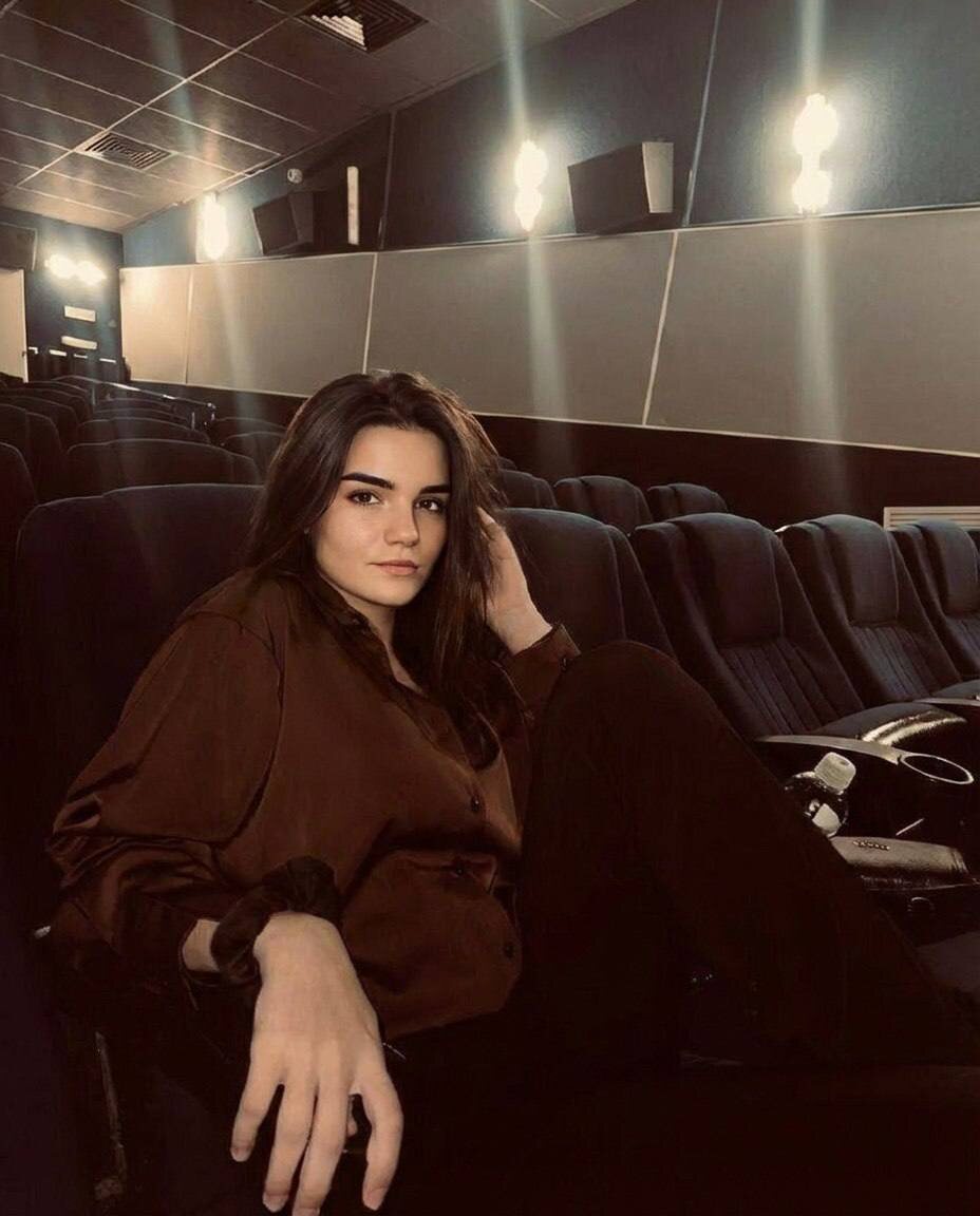 Это я в период НГ праздников. График работы с 9 утра до 5 утра, за смену до 7 тыщ зрителей. К полуночи перестаёшь соображать и падаешь от усталости. Иду в свободный зал, чтобы полежать и выдохнуть. Здесь меня только что разбудили и сфоткали для прикола))))