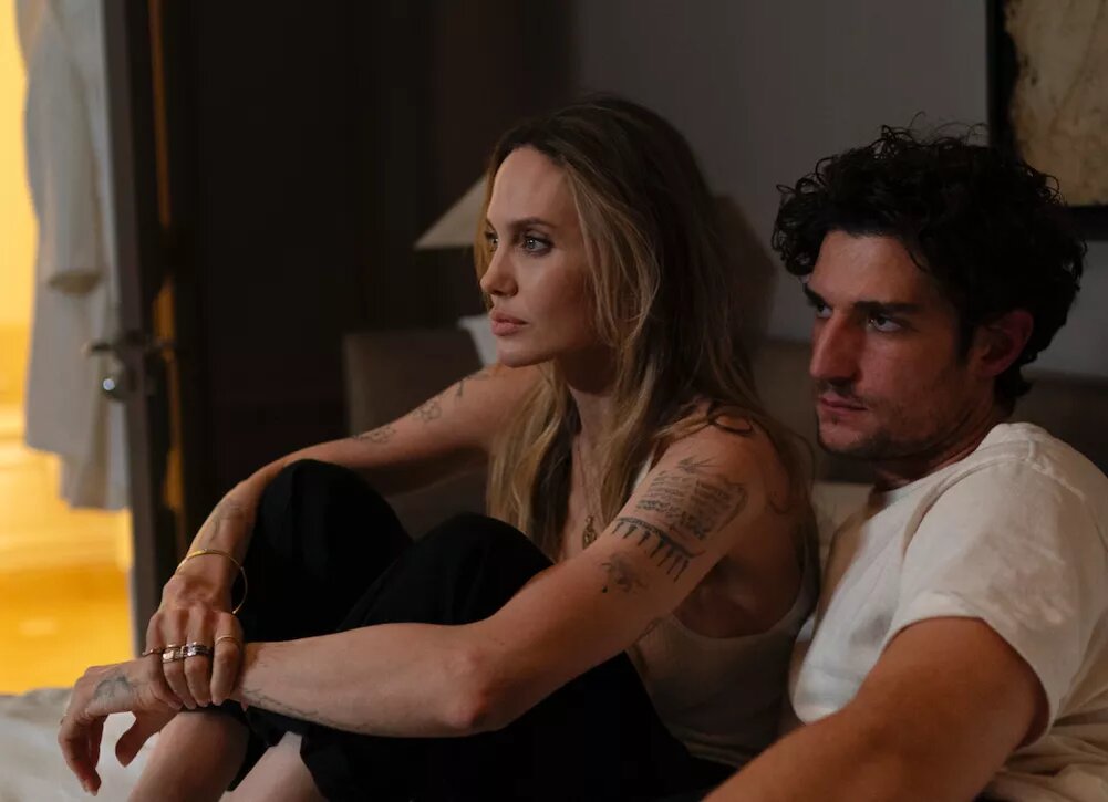    Афиша серьезных кинопремьер: Рассел Кроу, Анджелина Джоли, Катрин Денев, Стинг и Барбра Стрейзанд