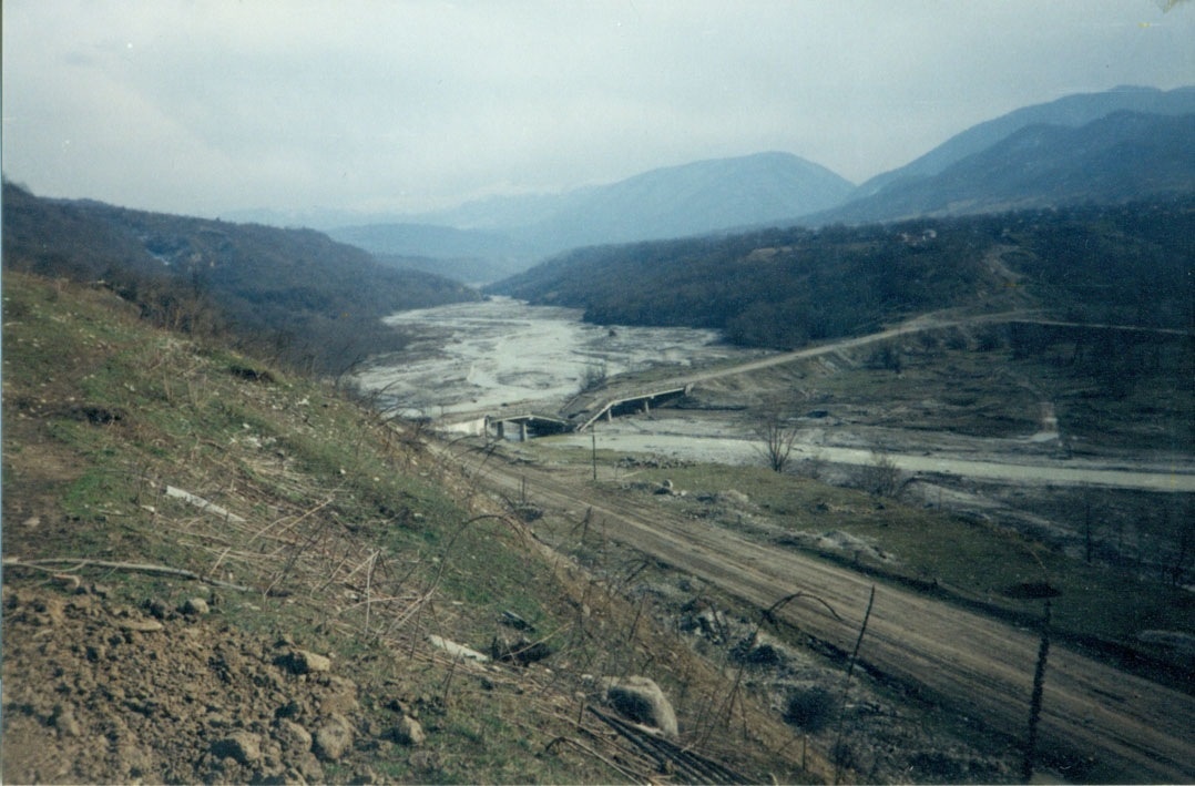 Взорванный мост над рекой Аргун, снимал кто-то из наших, весна 2000г.