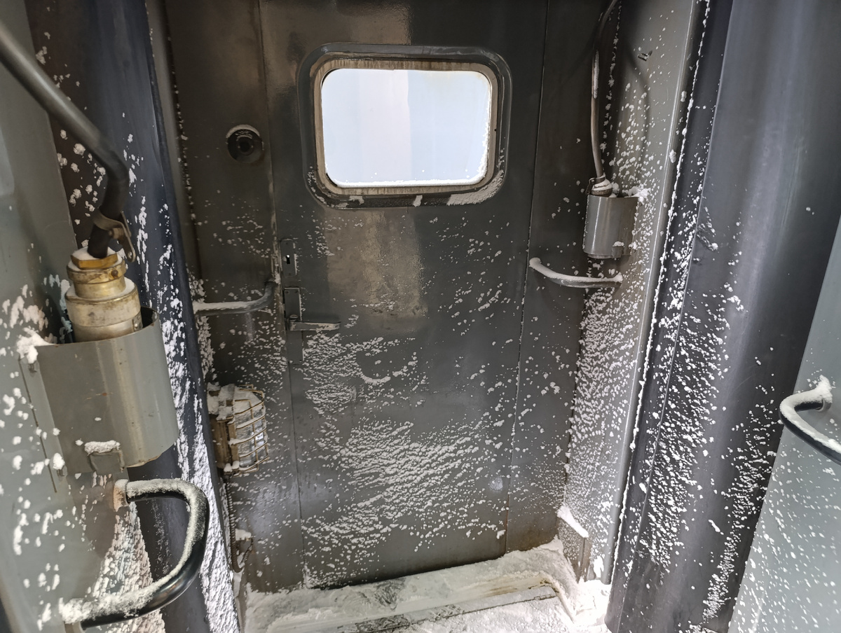 Вот такая вот не аппетитная фотка. Путь к еде лежит через мороз, знаете ли.