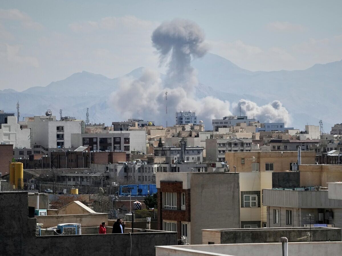    Дым на месте авиаудара в Тегеране, Иран | © AP Photo / Vahid Salemi