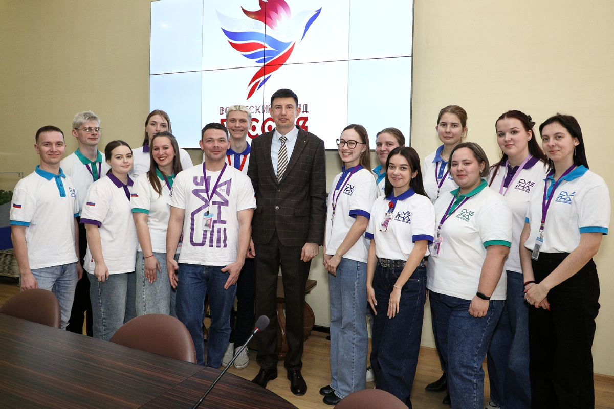 Сводный вожатский отряд "Россия" и директор ВДЦ "Смена" Игорь Журавлев