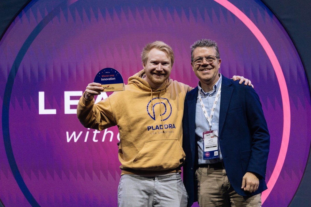 Йоаким Флинк во время награждения на GESAAwards c Джоном Луисом Вильчесом, руководителем отдела образовательных технологий в регионе EMEA, AWS.