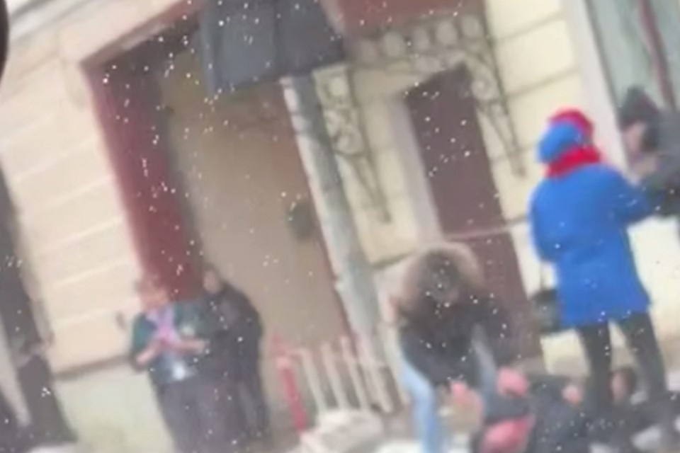    Кусок льда свалился на мужчину в центре города. Фото: t.me/Megapolisonline