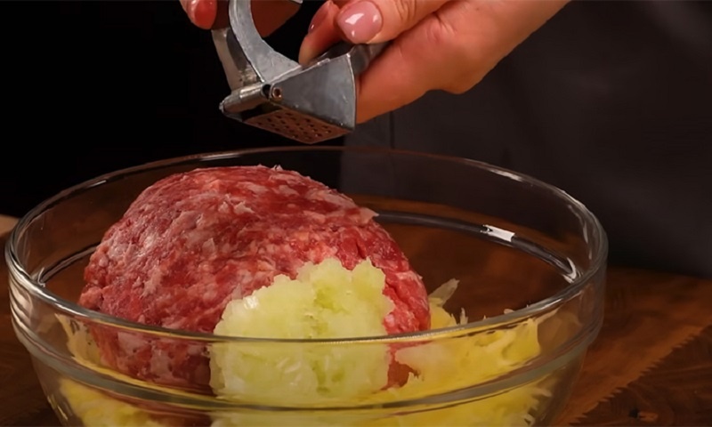 Картофельные котлеты с фаршем, сыром и яйцом: ресторанный вкус на домашней кухне