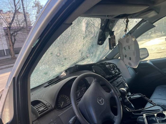 Автомобиль херсонского ТЦК после работы операторов БпЛА 18 ОА ГрВ «Днепр», источник Телеграм-канал Днепровский Рубеж