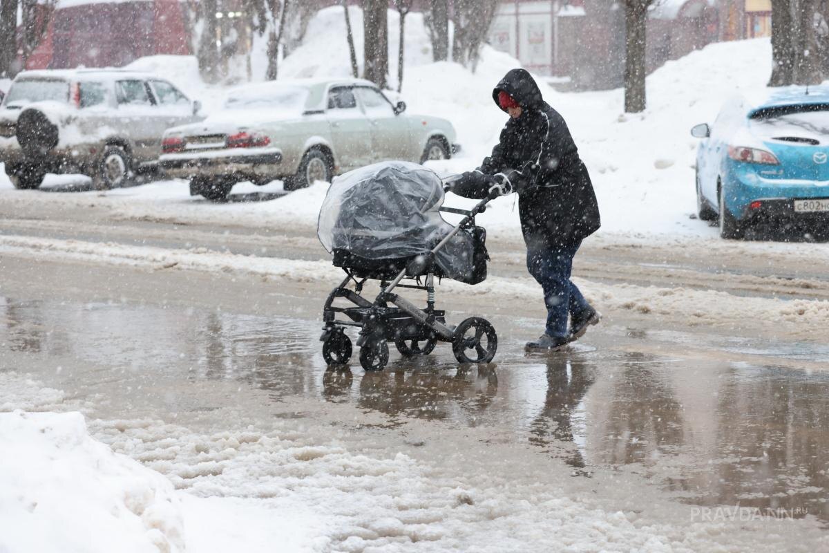    Нижегородцам следует не подходить к стенам и крышам зданий, потому что есть опасность схода снега и сосулек