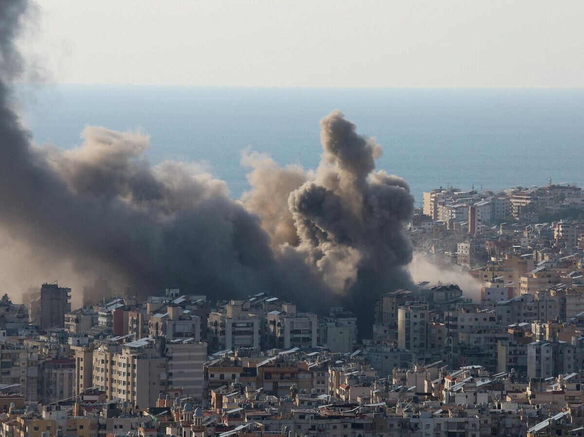    Дым на месте взрыва в южном пригороде Бейрута | © REUTERS / Mohamed Azakir