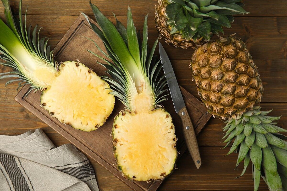 Правильно разделывать ананас не так сложно, как кажется. Источник: New Africa / Shutterstock / FOTODOM📷
