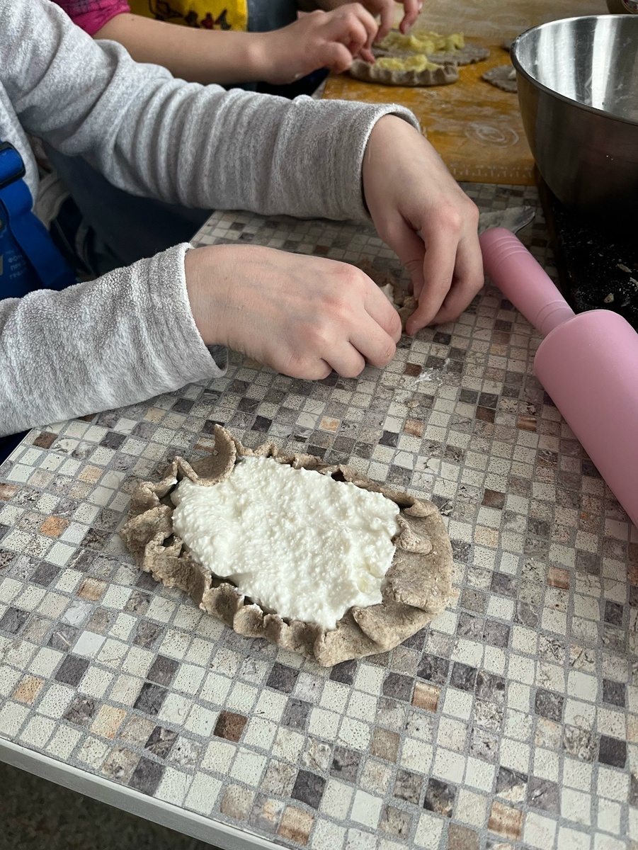 Дочь,  на мастер классе  по приготовлению  "калиток"