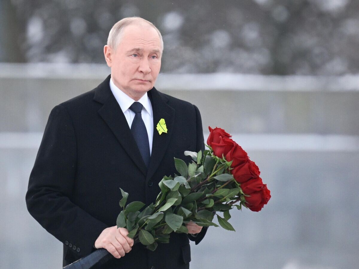    Президент РФ Владимир Путин на церемонии возложения цветов в день 82-й годовщины полного освобождения Ленинграда от фашистской блокады в годы Великой Отечественной войны к монументу "Мать-Родина" на Пискарёвском мемориальном кладбище | © РИА Новости / Алексей Даничев