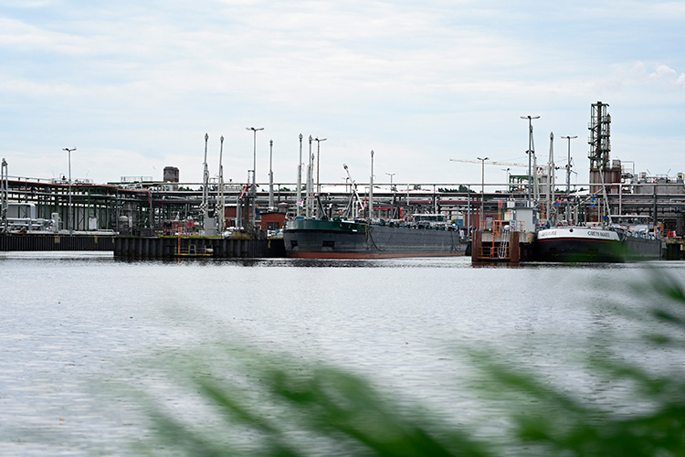    Из-за проблем с движением в Ормузском проливе резко поднялась стоимость нефти.   
Фото: © Lars Penning / dpa / www.globallookpress.com