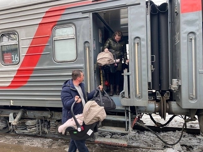 Беременность для мамы прошла достаточно легко, а на роды решили поехать в Москву. Большая семья прибыла домой на поезде. 