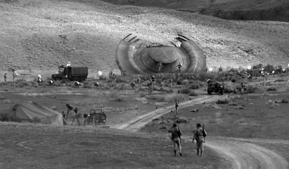    Согласно самому популярному уфологическому мифу, в 1947 году в США разбилась «летающая тарелка». На фото – реконструкция мизансцены предполагаемого крушения.