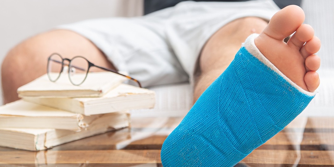 Ребенок сломал ногу. Школа обязана обучать его на дому?