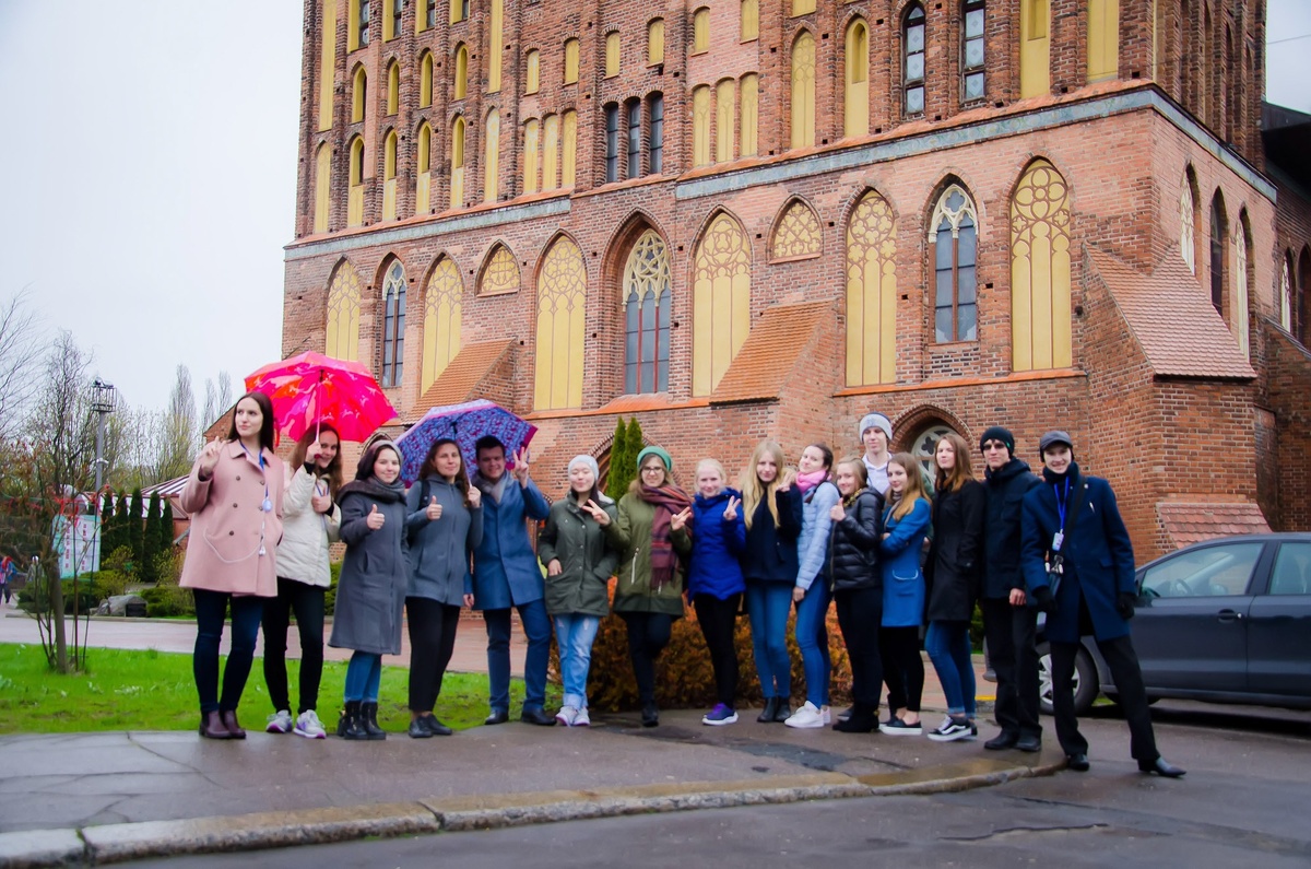 Фотограф для туристов в Калининграде: профессиональное сопровождение туристических групп и памятные кадры у Кафедрального собора на Острове Канта.
