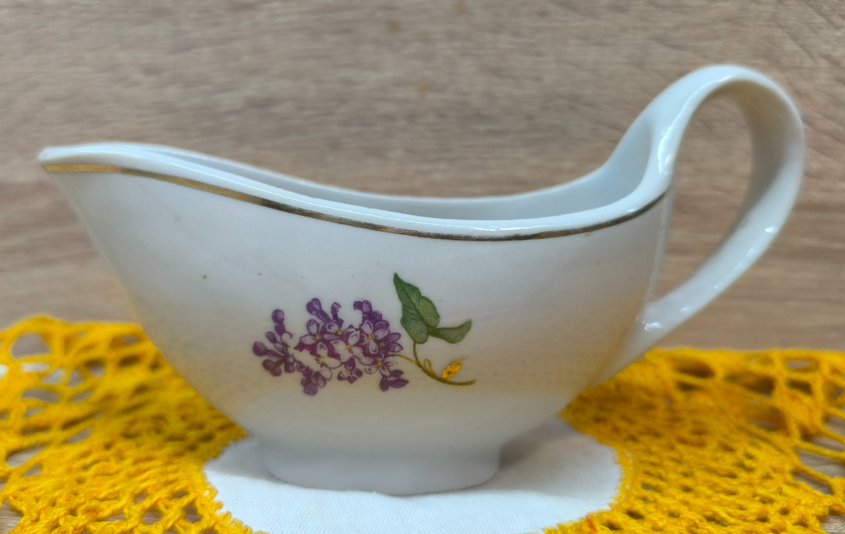 соусник с веточкой сирени