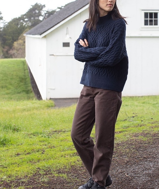 Свитер, связанный спицами. Фото источник: коллекция woolfolkyarn.