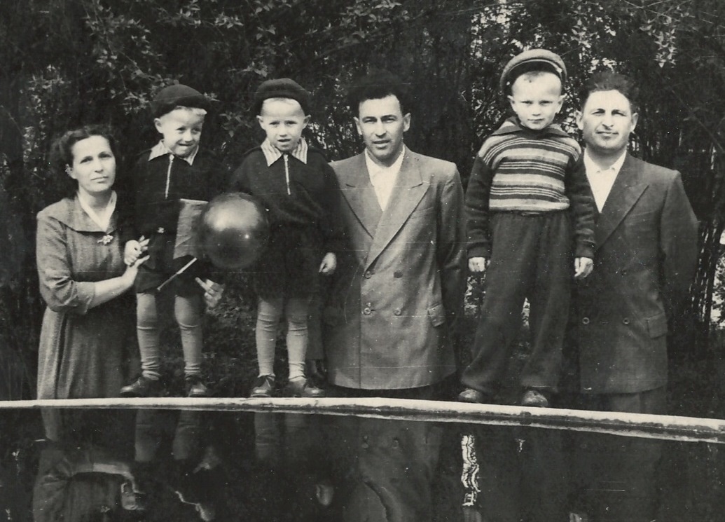 С мамой Любовью Григорьевной (крайняя слева) и  папой Владимиром Павловичем (в центре) на первомайской демонстрации..