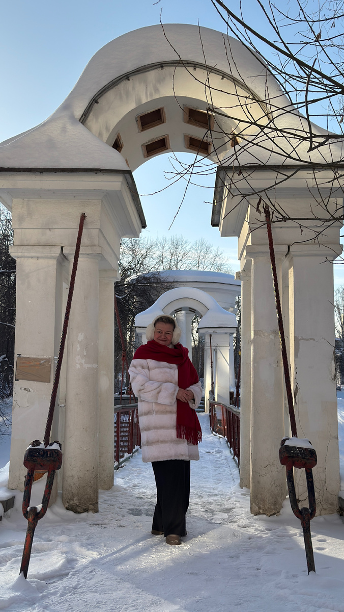 В 1924 году в парке перед входом во дворец произошёл провал и открылся тоннель от дома к беседке-ротонде, которая стоит с правой стороны от главного входа в парк. Из ротонды выходят два хода, в восточную часть сада к куполообразному помещению, и к пруду, в подвалы беседки на острове. Наличие подземных ходов и помещений были обнаружены и по геофизическим исследованиям