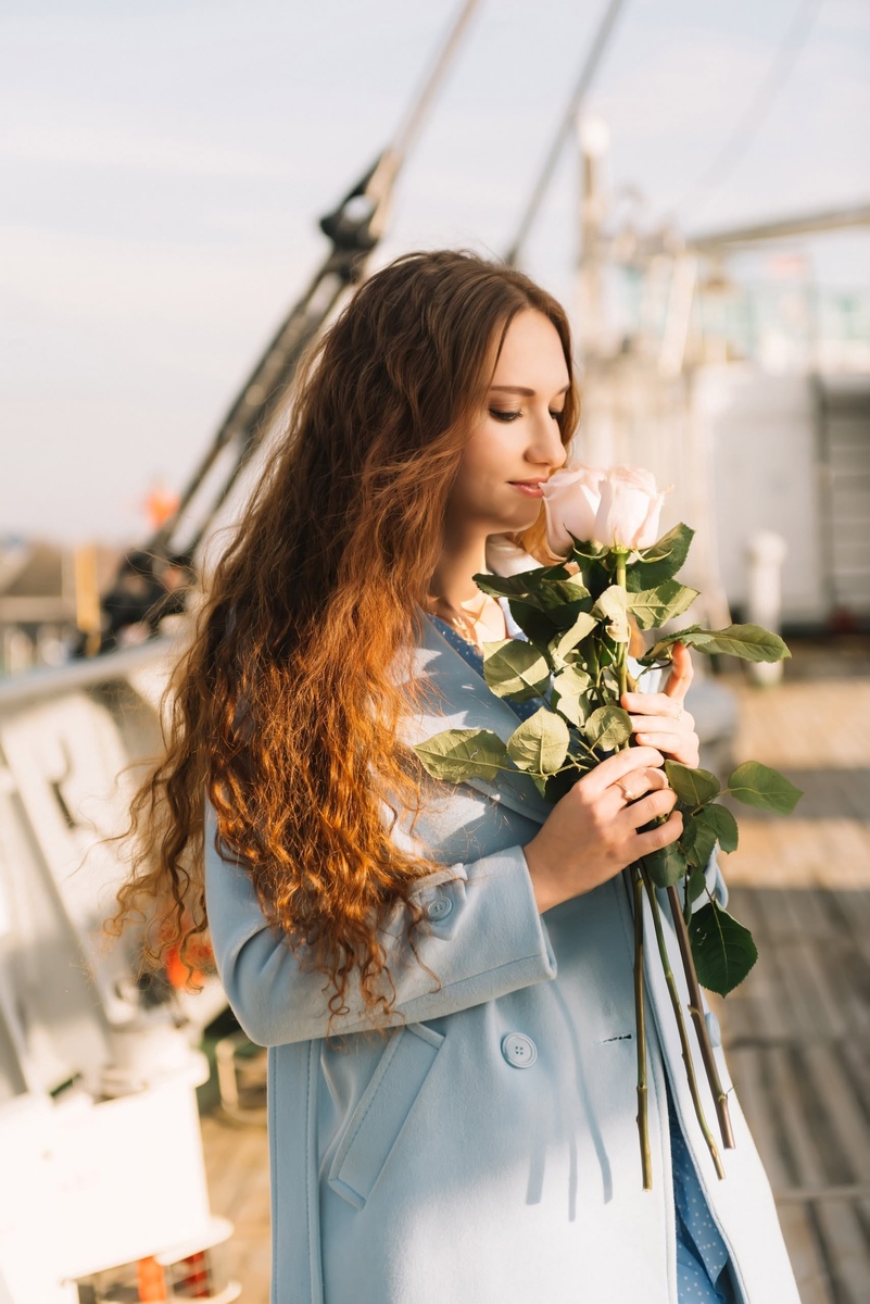 Индивидуальная фотосессия в Калининграде: нежный женский портрет во время туристической фотопрогулки по городу.