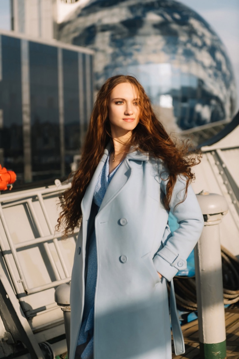 Прогулочная фотосессия в Калининграде: красивый портрет девушки на фоне Музея Мирового океана.