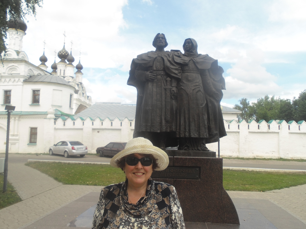                                                                Памятник Петру и Февронии