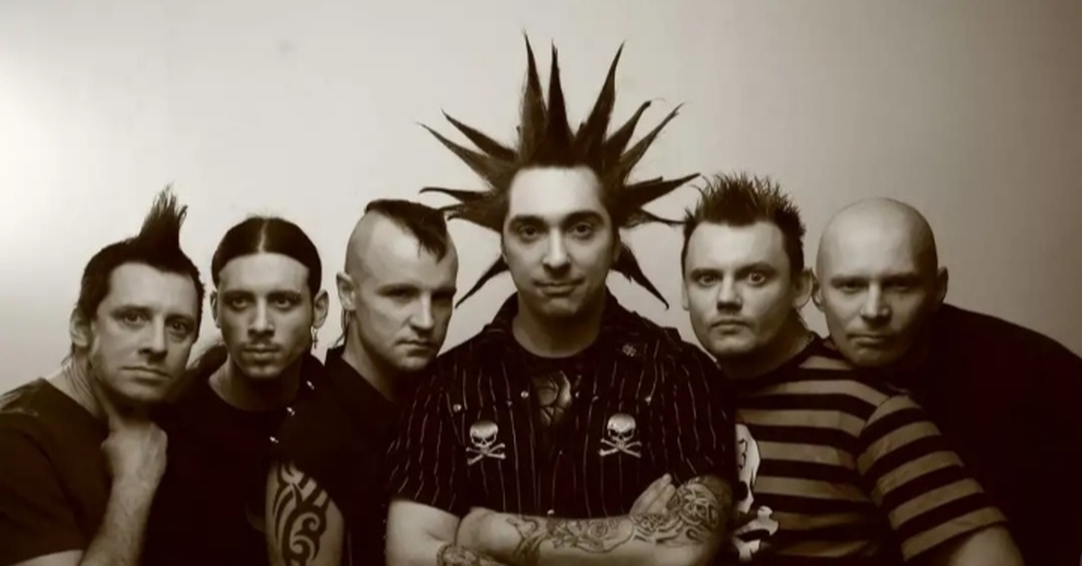 "Король и Шут" — советская и российская хоррор-панк-группа из Санкт-Петербурга. 
Группа была образована в Ленинграде в 1988 году. После смерти её лидера и одного из основателей Михаила Горшенёва 19 июля 2013 года выступает только в рок-мюзикле TODD. 
Выделяется своим необычным для классического панк-рока стилем. Песни группы представляют собой небольшие законченные истории, часто в фэнтезийном, мистическом, а также историческом и ужасающем ключе. Сценический имидж группы постоянно менялся и часто включал в себя грим, соответствующий тематике песен. В прессе группа неоднократно обозначалась как "культовая". Изначально преобладающий в музыкальной составляющей ритмичный хоррор-панк со временем вышел за границы стиля и вобрал в себя множество музыкальных элементов: фолк-рок, арт-панк, хардкор-панк, хард-рок и многие другие. На раннем этапе сильное влияние на группу оказали "The Beatles". За 26 лет своего существования группа выпустила 12 студийных альбомов, 2 сборника и 5 концертных альбомов