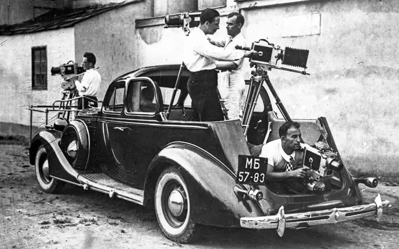 Мягкое плавное движение ЗИС-101 позволило операторам снять знаменитые кадры ледового побоища для фильма «Александр Невский». 