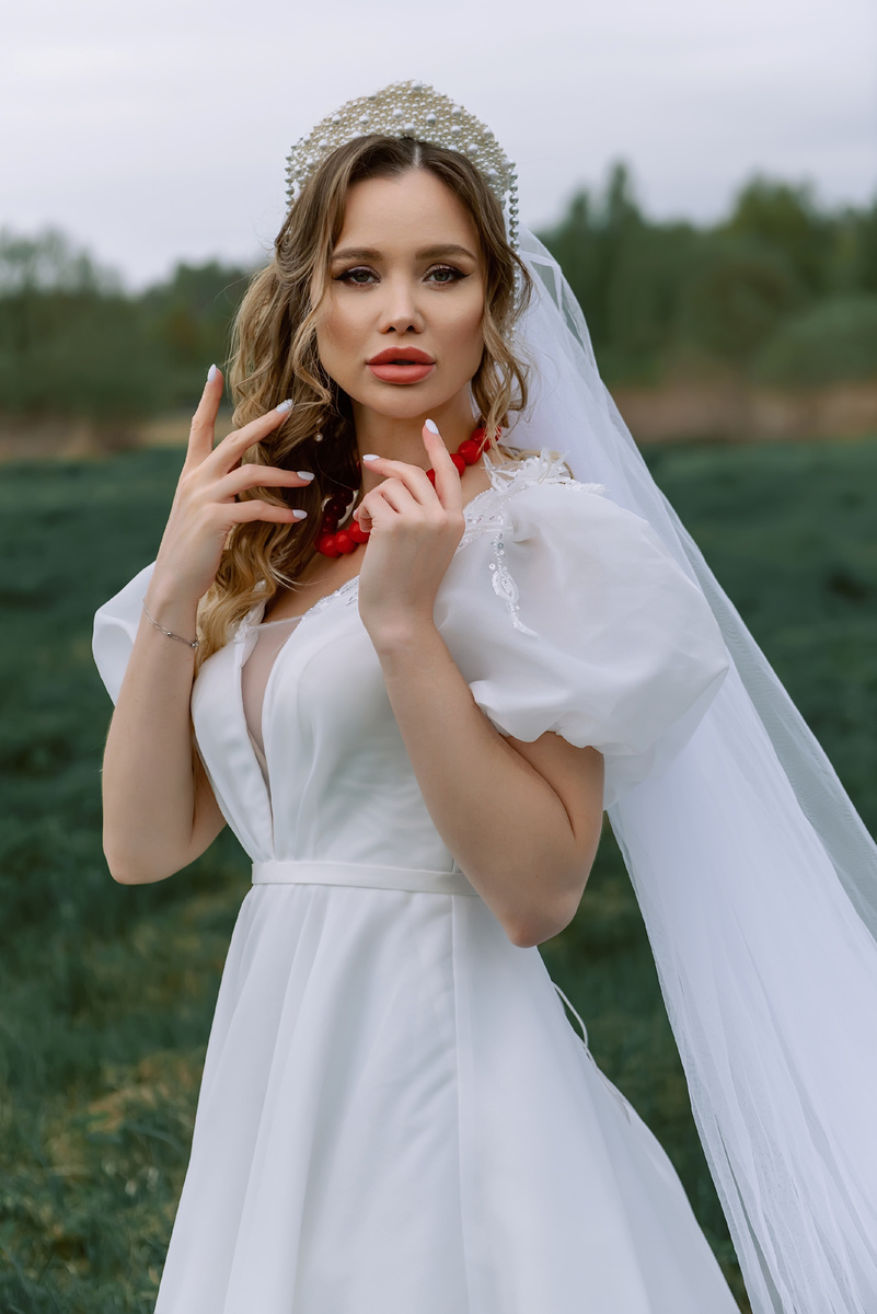 Свадебная фотосессия на природе в Калининграде: стильный портрет невесты во время свадебного путешествия.