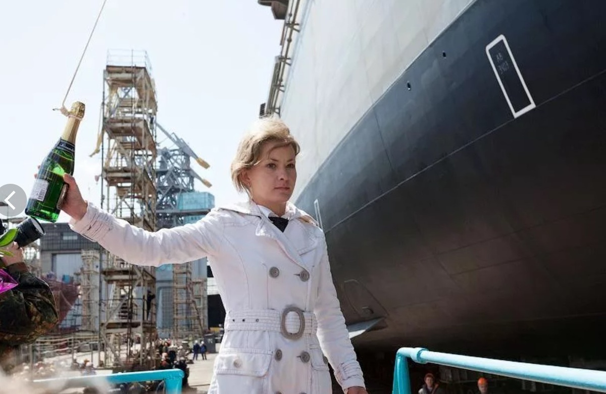 Традиция подвешивать бутылку на тросе появилась, чтобы помочь крестной судна попасть точно в цель. Фото из книги Фото из книги Дьяконова А.Г. и Чухраева Э.М. «Флагманы в женских юбках».