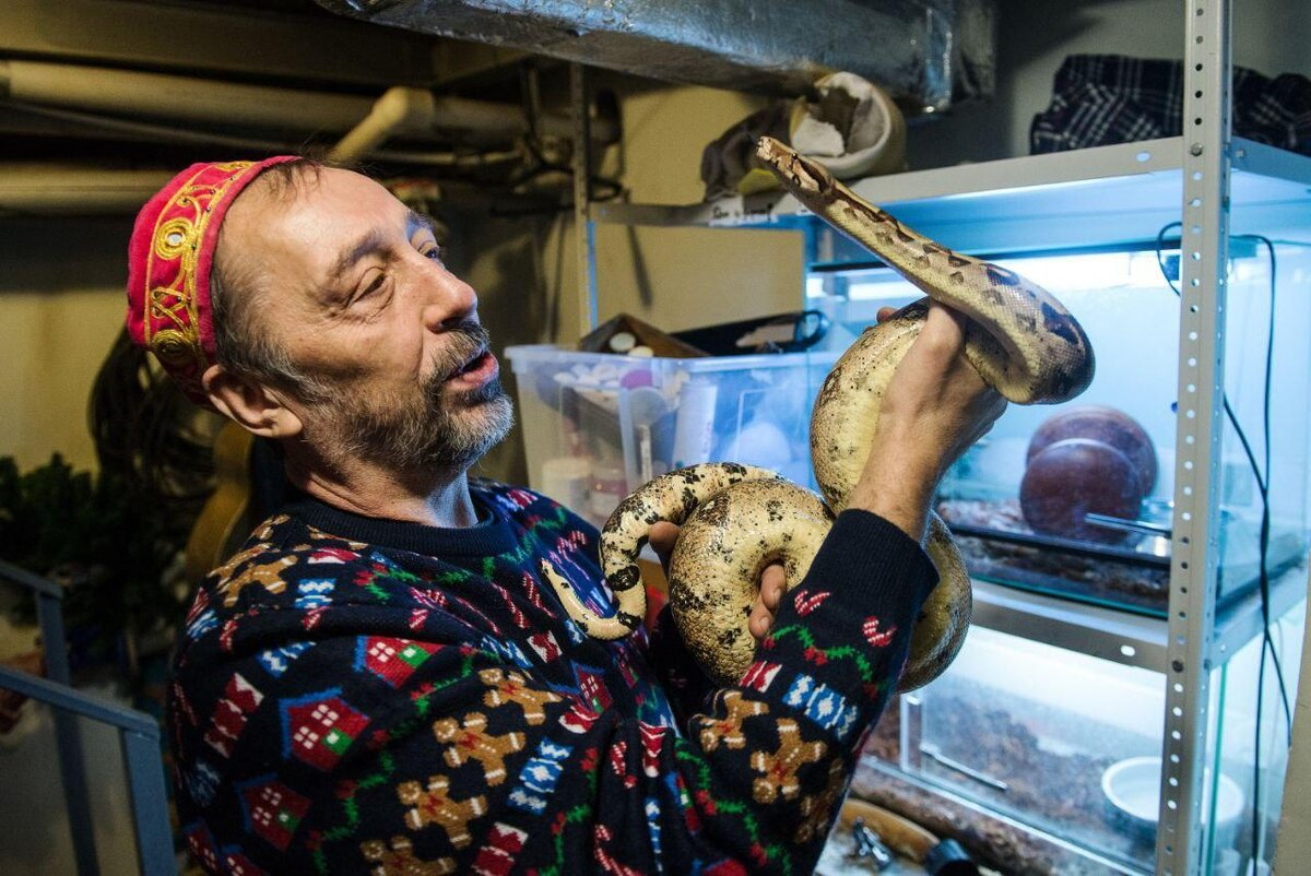 Коляда — фигура, без которой сложно представить современную российскую драматургию. Это был драматург, режиссер, лидер Уральской школы драматургии и самого знаменитого частного театра в России за пределами двух столиц.