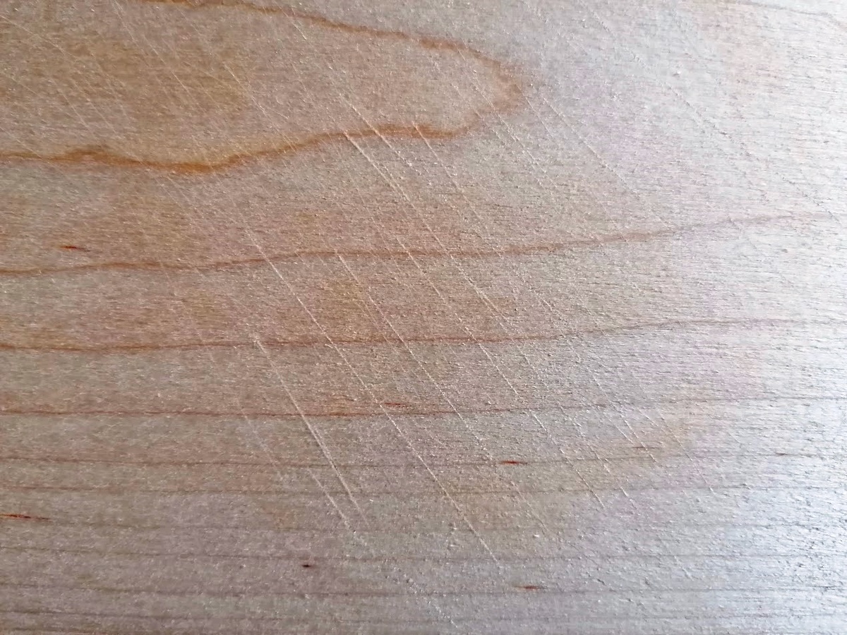 Но она — из берёзы, следы от ножа остаются легко. Я когда-то покупала берёзовые доски