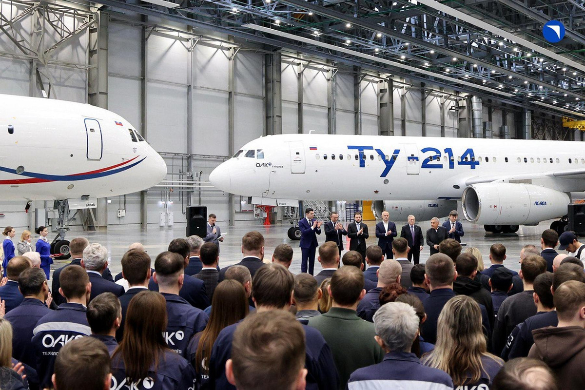    На территории Казанского авиационного завода имени С.П. Горбунова состоялась торжественная церемония вручения одобрительного документа на типовую конструкцию самолета Ту-214. Источник: официальный сайт Министерства транспорта России.