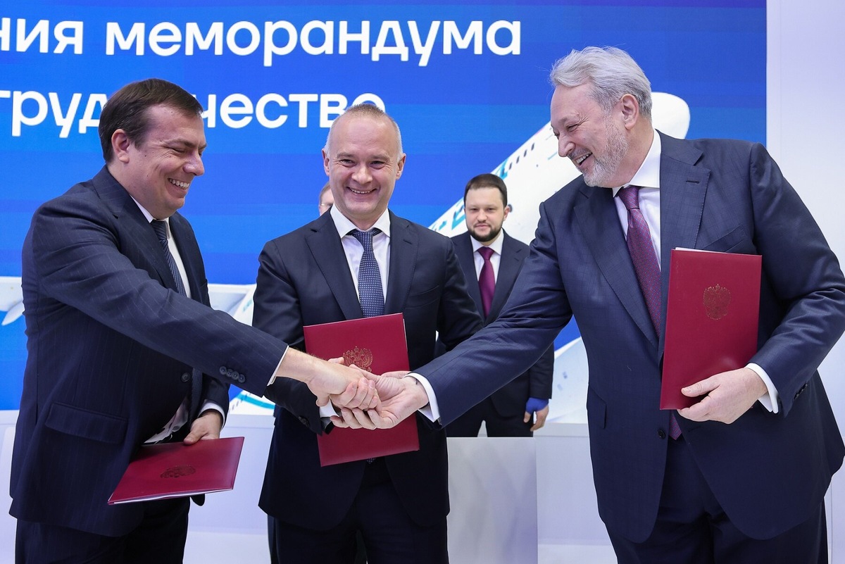    Документ развивает договоренности 2024 года и подтверждает намерение сторон по поставке 100 среднемагистральных самолетов Ту-214, включая воздушные суда с расширенными эксплуатационными характеристиками, адаптированными под модель использования авиакомпании S7 Airlines. Источник: официальный сайт ПАО «ОАК».