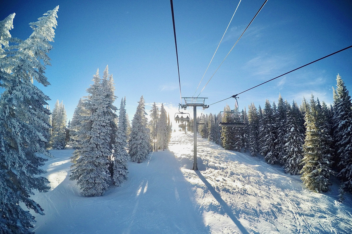 Вершиной наслаждения считается bluebird day (в России этот термин используют без всякого перевода) — так называют солнечный день после обильных снегопадов. Фото: Brooks Angell / Unsplash
