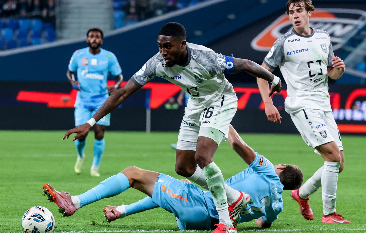    Кевин Андраде ("Балтика"), Александр Соболев ("Зенит") и Михаил Рядно ("Балтика")  Александр Демьянчук/ТАСС