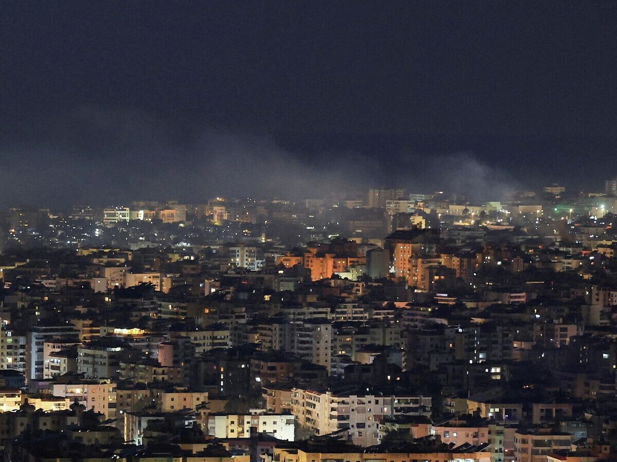    Дым поднимается после израильских ударов по южным пригородам Бейрута, Ливан | © REUTERS / Mohamed Azakir