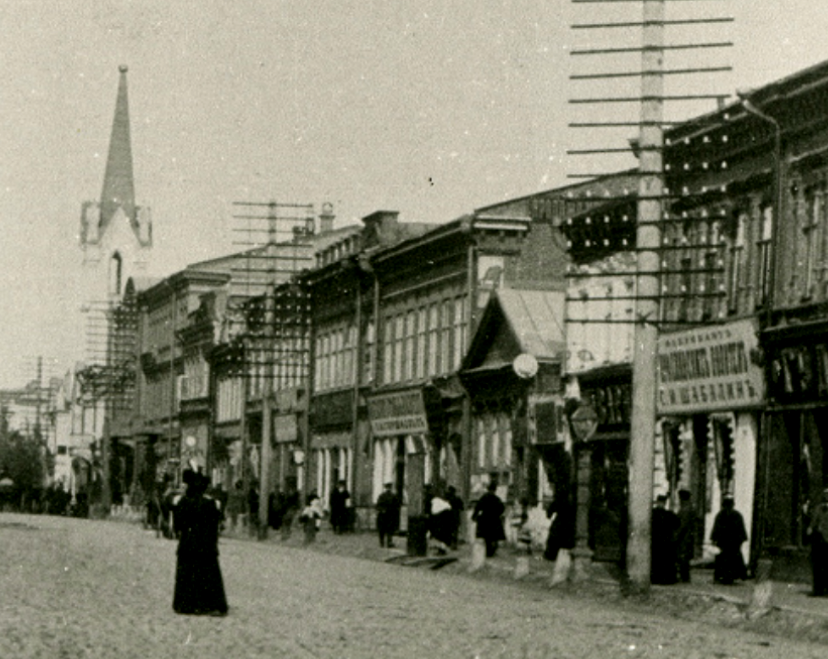 На месте деревянной избы Гуськовых, с которой начался общегородской пожар, сейчас находится кинотеатр "Художественный". Фото из открытых источников в интернете