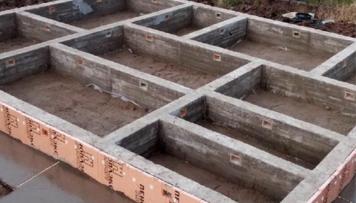 Все несущие стены дома будут опираться на ленту 