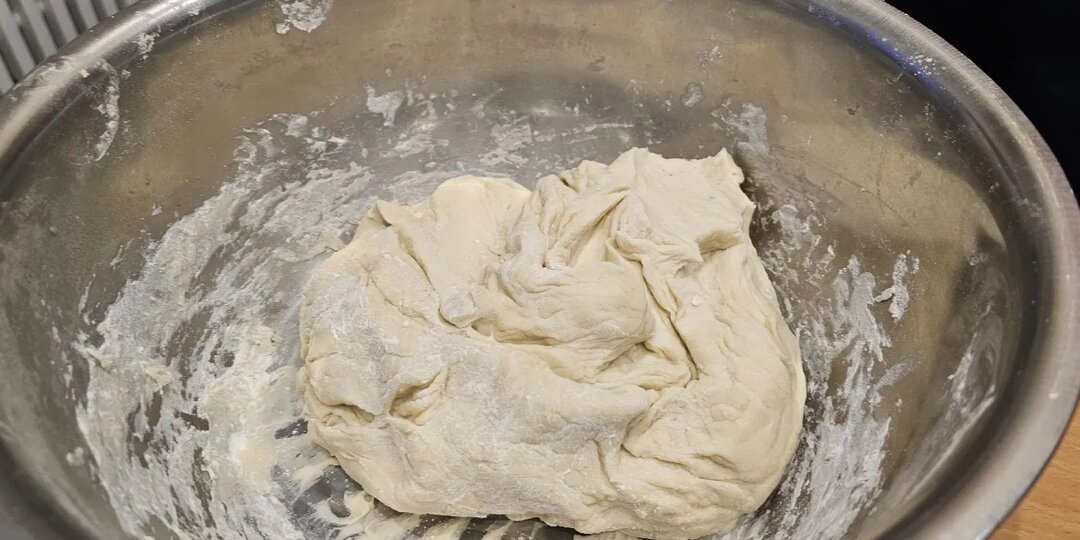 Взяла муку и минералку - на выходе получила постное слоеное тесто. Идеально и для сладкой выпечки, и для пирожков