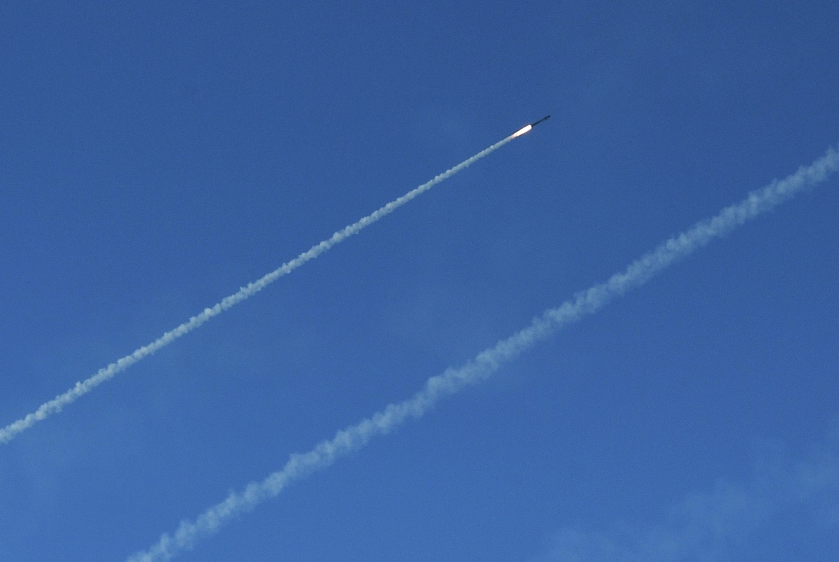    Ракеты летят в небе