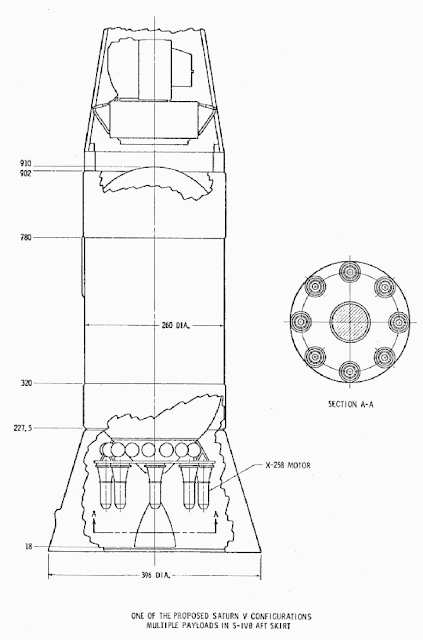 Третья ступень ракеты "Сатурн-5" с восемью испытательными капсулами, которые размещены в межступенчатом адаптере. На верху ступени усановлена лунная орбитальная лаборатория.