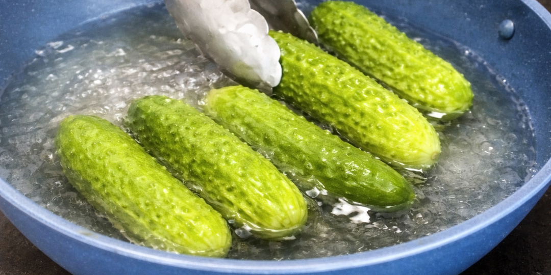 Бросаю огурцы в кипяток и они мгновенно становятся деликатесом: этому рецепту уже 50 лет, та самая "Советская" хитовая закуска из огурцов