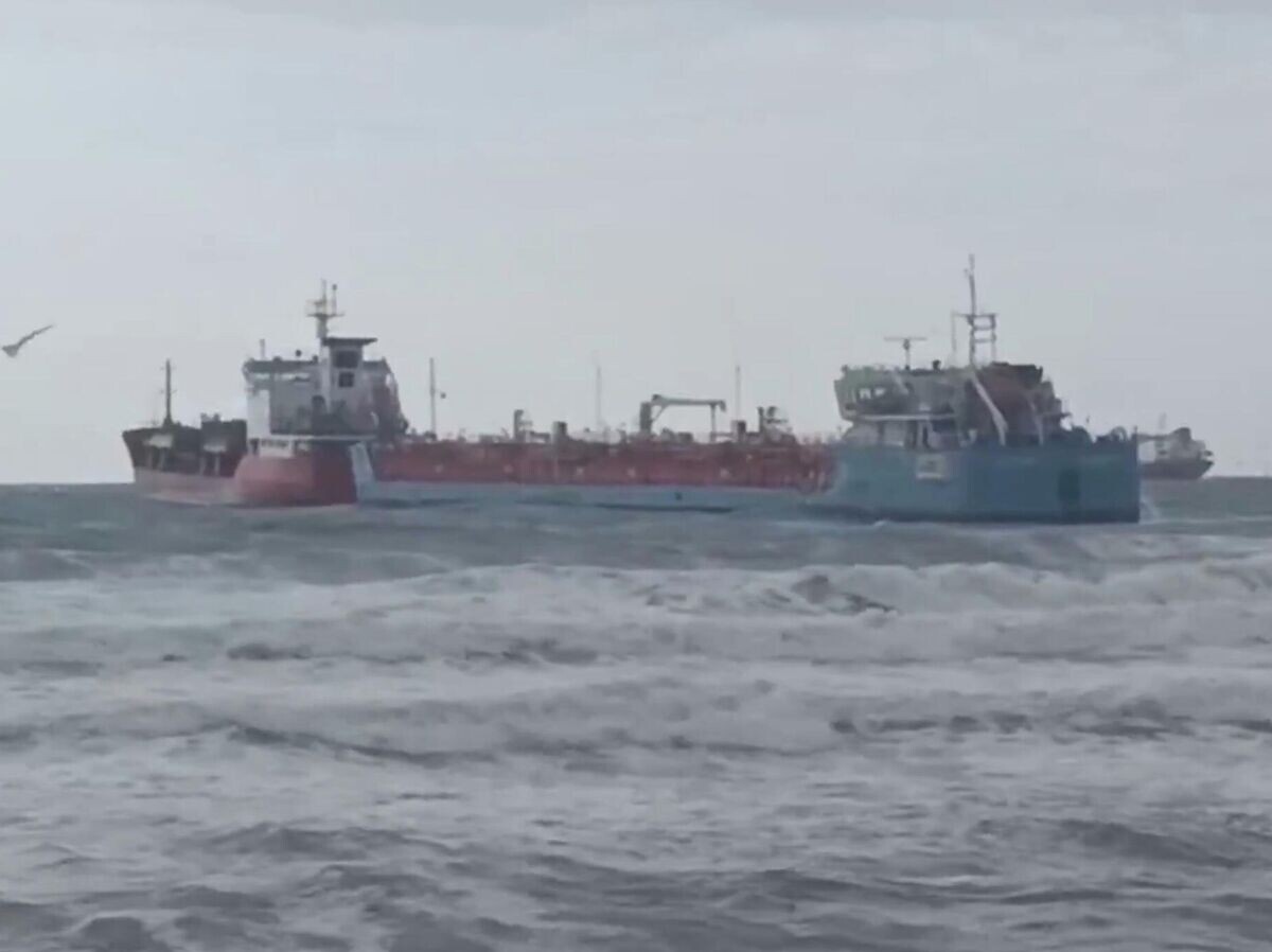    Два нефтяных танкера под флагами Турции и Азербайджана столкнулись в Мраморном море у берегов Стамбула | © IHA